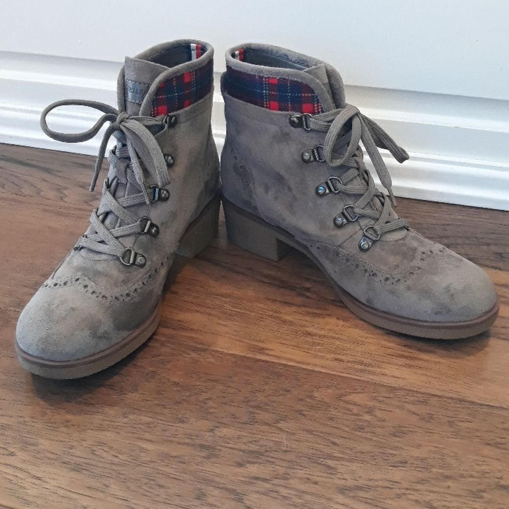 Tommy Hilfiger Size 8 TWYAZI-T Vegan Suede Lace Up Ankle Boots